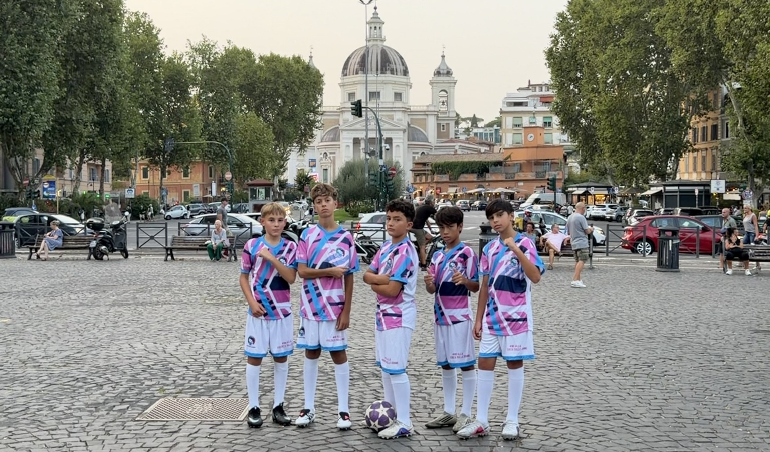 Cinque giovani giocatori del Torrevecchia Calcio insieme, con la divisa della squadra